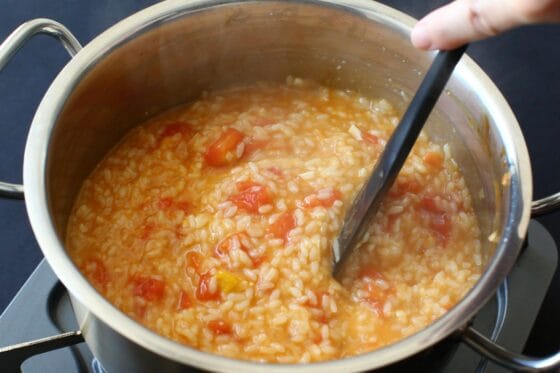 火を止めた鍋に粉チーズを加えて混ぜる