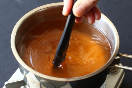 キューブを完全に溶かして温めたブイヨン