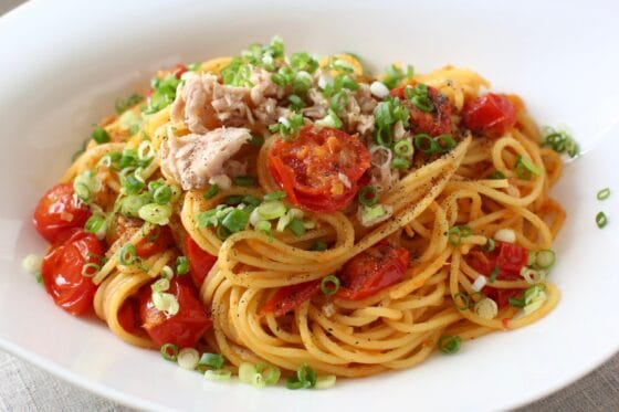 トマトツナパスタ｜味噌と醤油でコク深く！ミニトマトが決め手の簡単レシピ