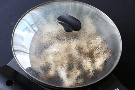 蓋をしてしめじを弱火で蒸し焼きにする