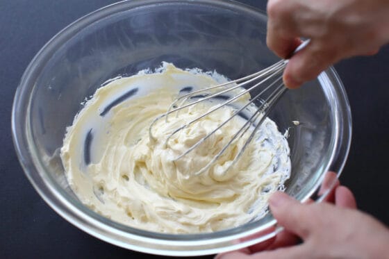 室温に戻したクリームチーズを泡立て器でなめらかに混ぜる