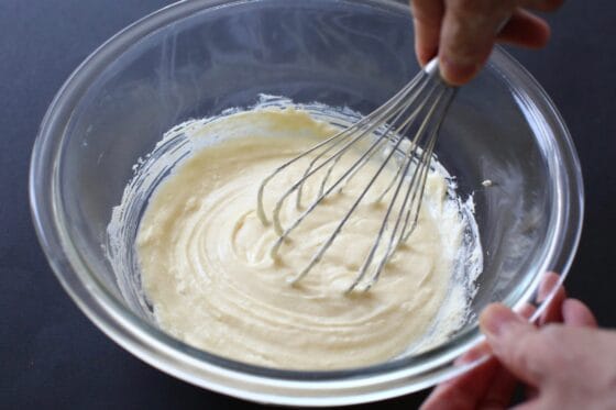 クリームチーズにはちみつとグラニュー糖を加えて泡立て器で混ぜる