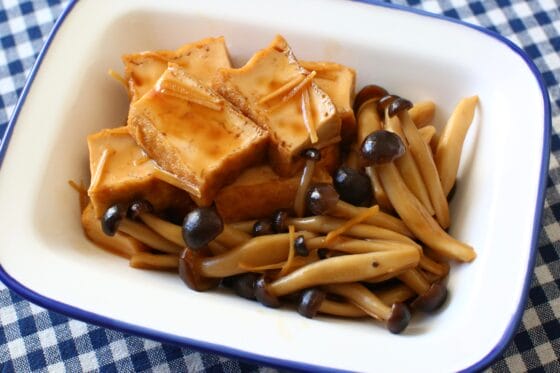 厚揚げとしめじの煮物レシピ｜優しい味わいが染みる和風定番おかず