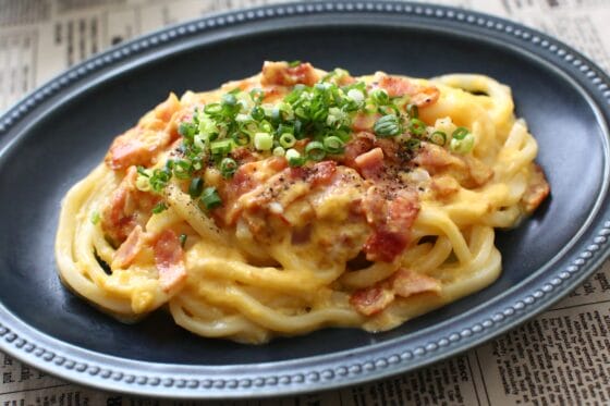 カルボナーラうどんのレシピ｜牛乳で簡単15分！とろ〜り卵の本格仕上げ