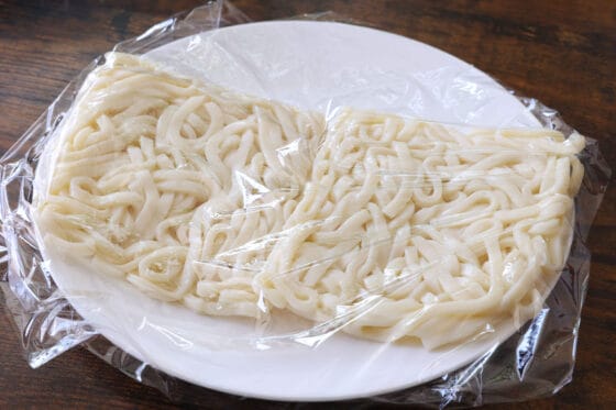 冷凍うどんを皿に並べてラップをし電子レンジで加熱する