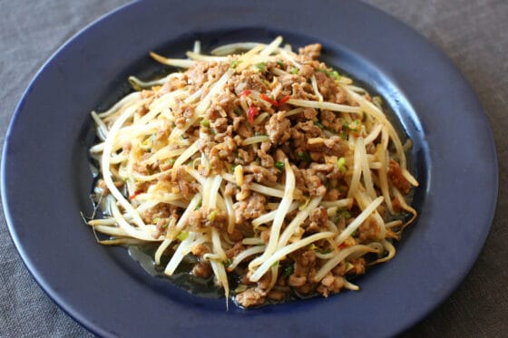 ひき肉もやし炒めのレシピ｜豆板醤×味噌でご飯が進むピリ辛おかず
