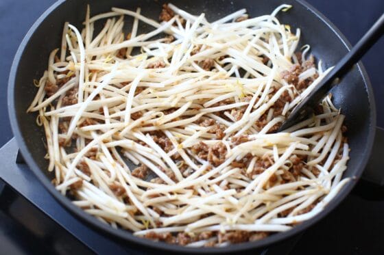 もやしを加えて中火で手早く炒め、シャキシャキ感を残す