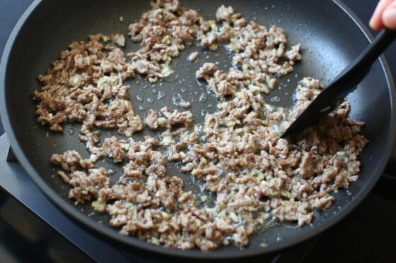 酒を加えて豚ひき肉を炒め、アルコール分を飛ばす