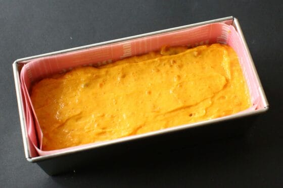 パウンド型にかぼちゃケーキの生地を流し込んで表面をならす