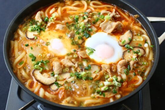 キムチうどんのレシピ｜旨辛スープが絶品！豚肉と卵で満足の一杯