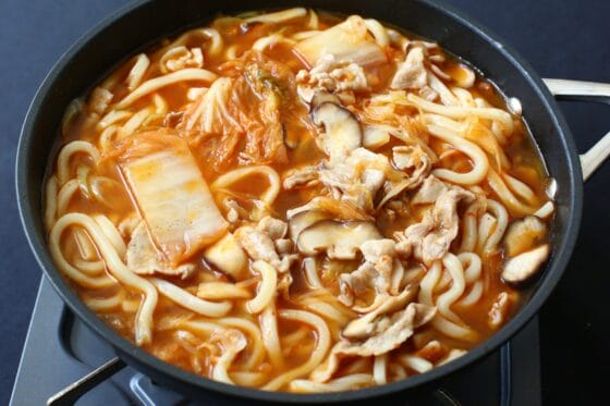 うどんを加えて温めながら煮込む