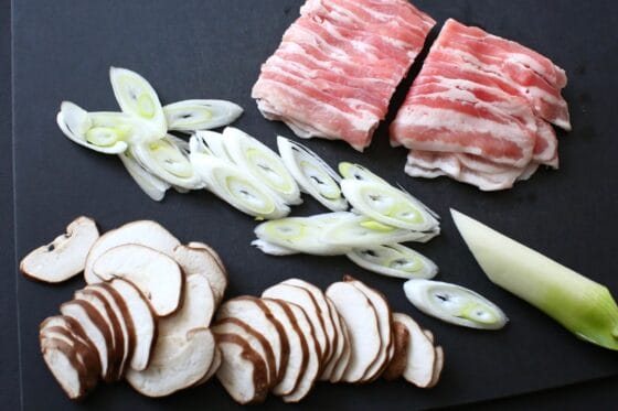 豚肉・長ねぎ・しいたけを切り、キムチうどんの具材を用意する