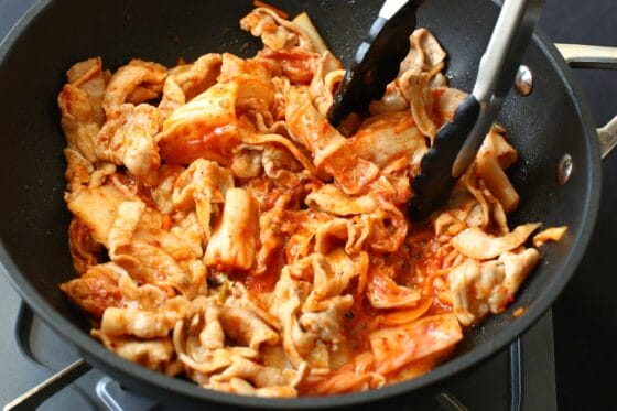 豚肉に白菜キムチを加えて炒める