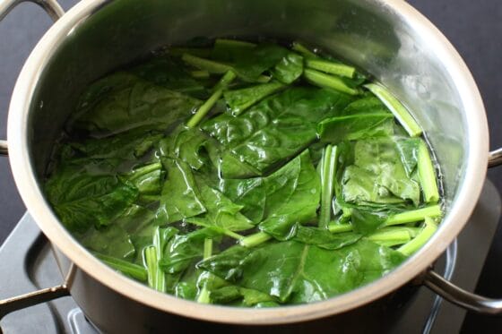 鍋でほうれん草を茹でる