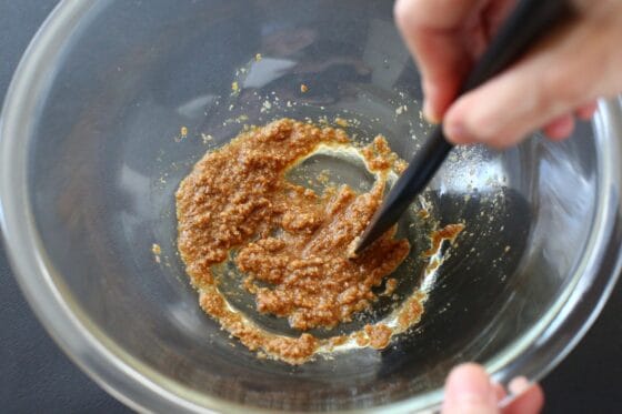 ボウルに調味料を入れてよく混ぜ合わせる
