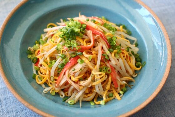 もやしカニカマサラダ｜錦糸卵で彩り豊か！さっぱり旨い副菜レシピ