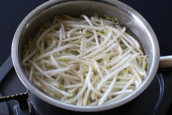 鍋で熱湯でもやしを1分ほど茹でる