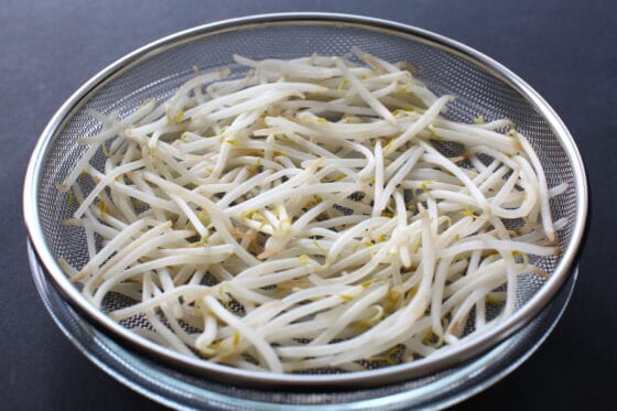 茹でたもやしをざるに広げて粗熱を取る
