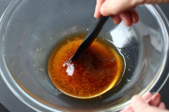 酢と醤油などを混ぜ合わせて合わせ酢を作る