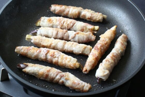 肉巻きを転がしながら中火でこんがりと焼く