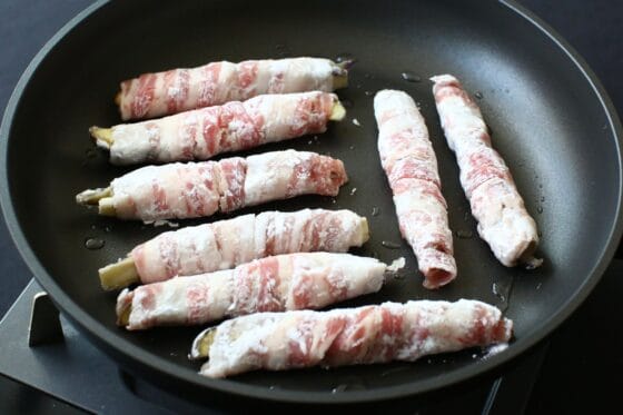 フライパンにサラダ油を熱し、肉巻きを並べる