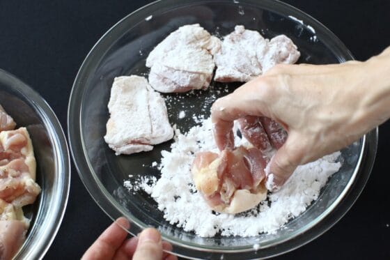 鶏肉に片栗粉をまぶす