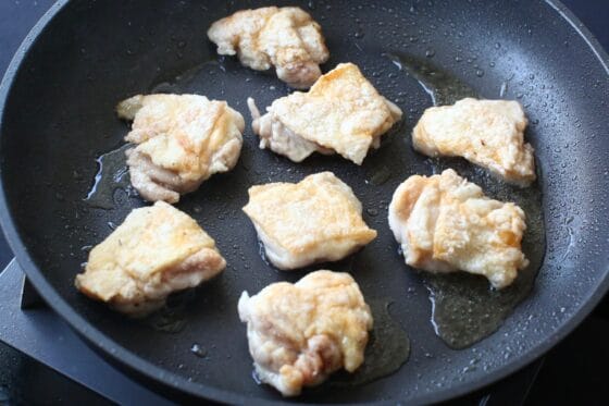 鶏肉をこんがりと焼く