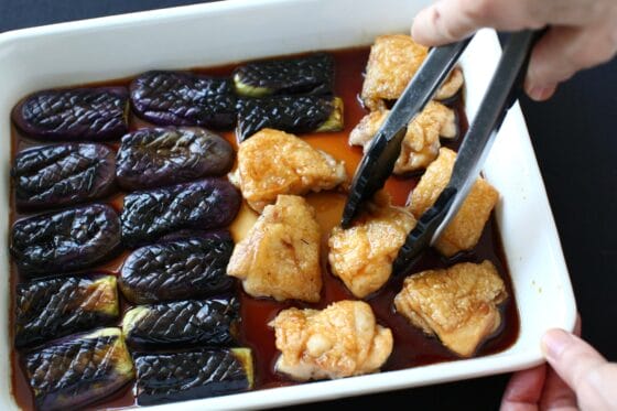 焼いた鶏肉を南蛮酢に浸す