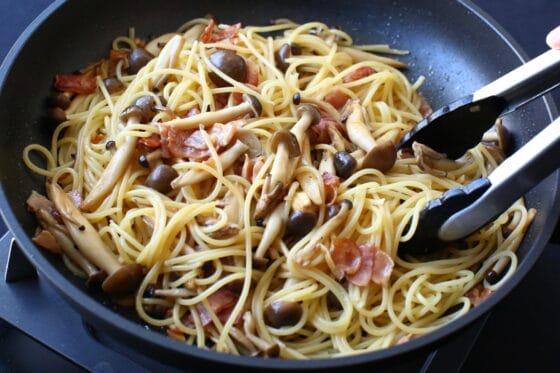 茹でたパスタを加えて具材とソースを絡める