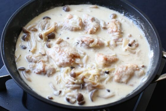 生クリームを加えて全体をとろりと仕上げた鶏肉としめじのクリーム煮