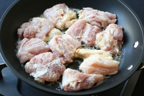 鶏もも肉をフライパンで皮目から焼き始める