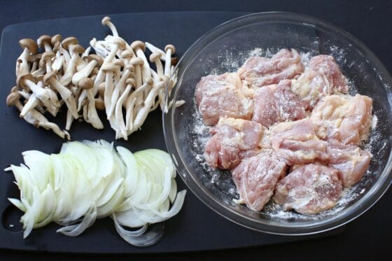 鶏もも肉に小麦粉をまぶし、しめじと玉ねぎを切る