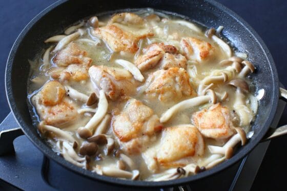 しめじと玉ねぎのソースに鶏もも肉を戻して煮込む