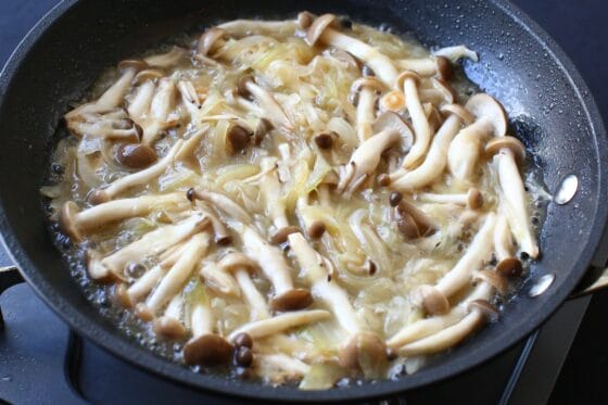 しめじと玉ねぎを白ワインで煮立ててアルコールを飛ばす