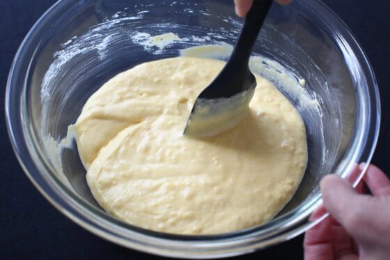 粉類と液体の材料をヘラでさっくりと混ぜる