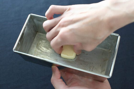 コーンブレッドの型の内側にバターを薄く塗る