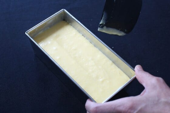 型に流した生地の表面を平らにならして中央を少しだけくぼませる