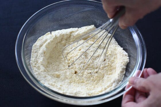 コーンミールと薄力粉とベーキングパウダーと砂糖と塩を泡立て器で混ぜる