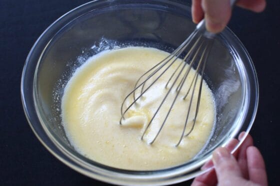 卵と牛乳とヨーグルトとはちみつと溶かしバターを泡立て器で混ぜる