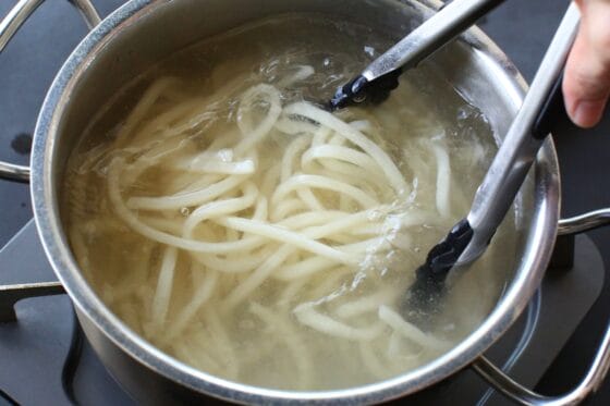 うどんを鍋で茹でる