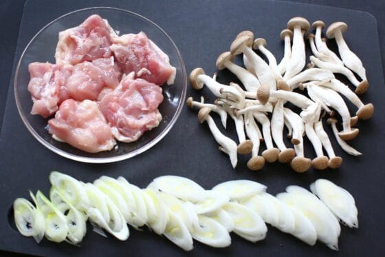 鶏肉を切って塩をまぶし長ねぎを切ってしめじをほぐす
