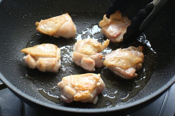 鶏肉を裏返してこんがりと焼く