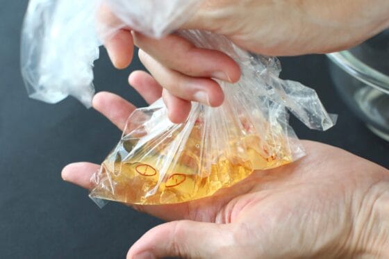 ポリ袋に調味料を入れて甘酢を作る