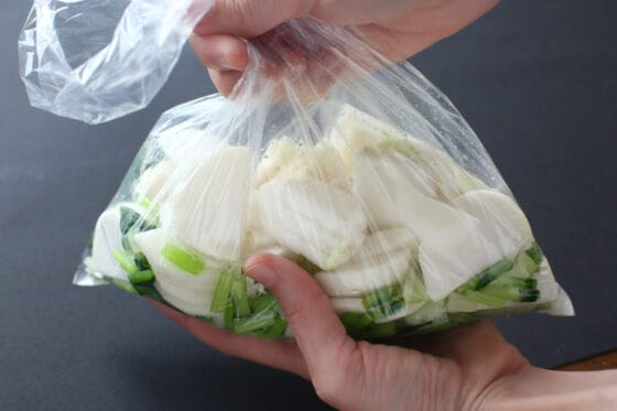 かぶと葉をポリ袋に入れ塩を揉み込む