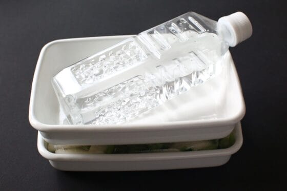 かぶと葉を重しをして塩漬けする