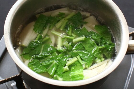 鍋にかぶの葉を加えてかぶと一緒に煮る