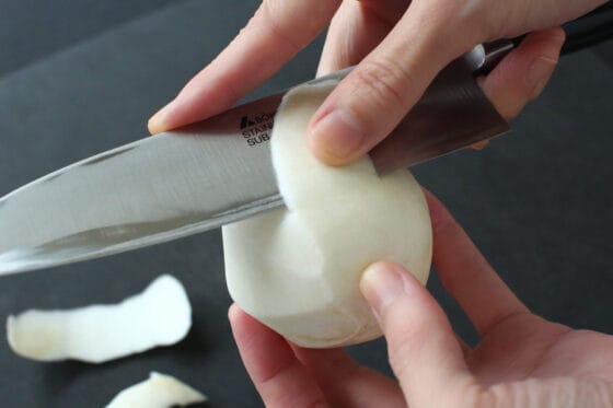 かぶの皮を厚めにむく