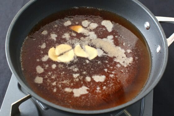 生姜と調味料を鍋に入れて煮立たせ、だしを作る