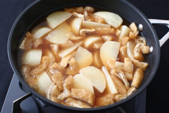 かぶと油揚げがだしを含み、やわらかく煮上がった状態