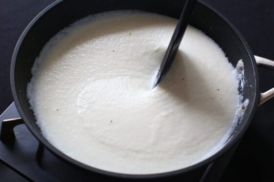牛乳を加えて弱火で温め、塩こしょうで味をととのえる